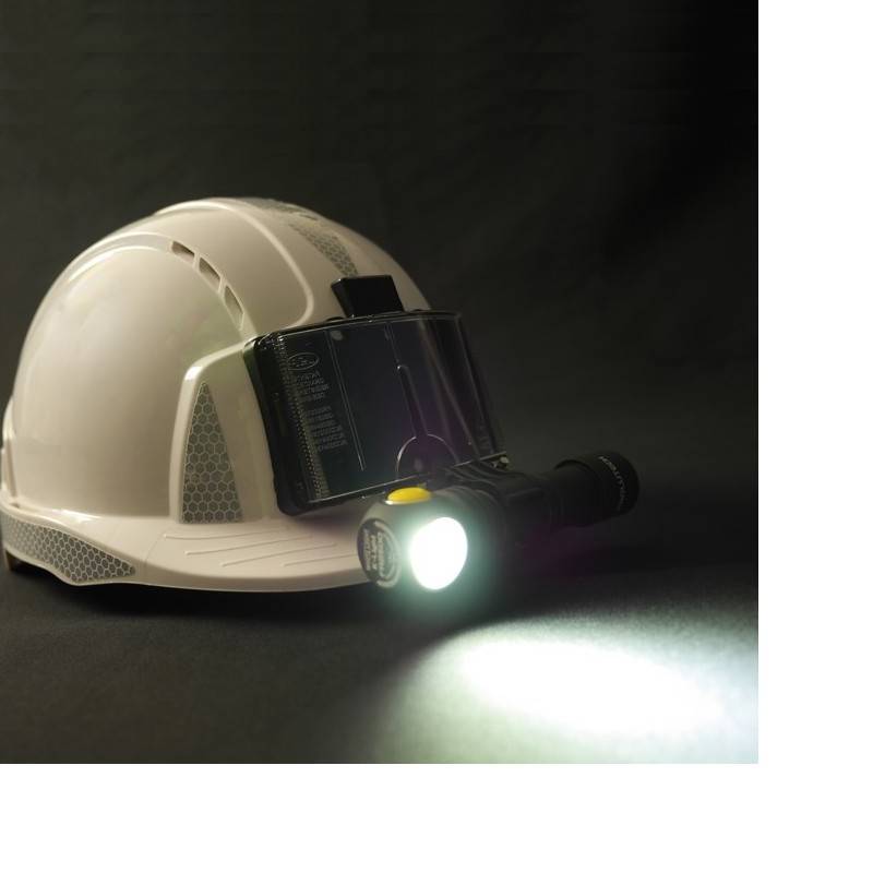 Lámpara FR2500 Prolutech en un casco de protección