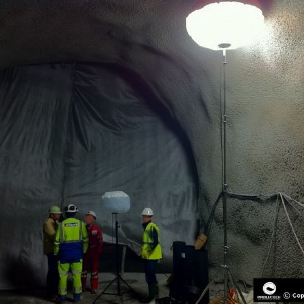 Eclairage travaux souterrains avec les ballons lumineux Airstar, distribués en France par Prolutech