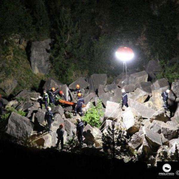 Eclairage SDIS pour secours en milieu difficile et rocheux grace au ballon éclairant Airstar Sirocco 2M proposé par Prolutech
