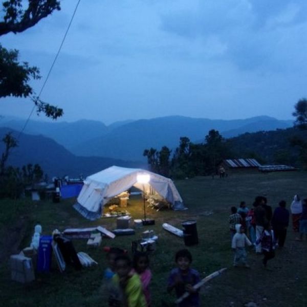 Eclairage hôpital de campagne Medecins de Monde avec le ballon éclairant LED Sirocco 2S TBT 48v Secours Airstar proposé par Prolutech