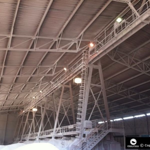 Ballons éclairants Sirocco 2M Airstar fixés par Prolutech pour éclairer une industrie chimique